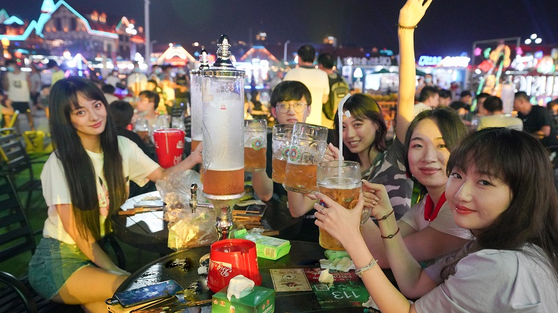 1598236377937029651.jpg 青岛国际啤酒节上大家欢聚畅饮.jpg