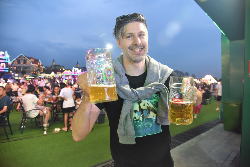 1598236404953014822.jpg 青岛啤酒节上消费者畅饮。.jpg